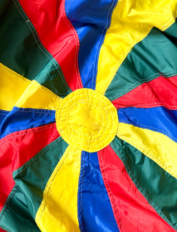 پشت کار چتر شادی