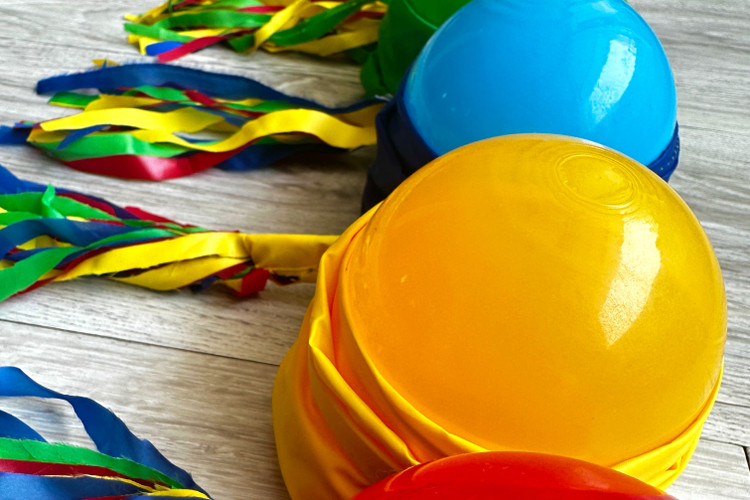 توپ دنباله داری که منگوله رنگی داره